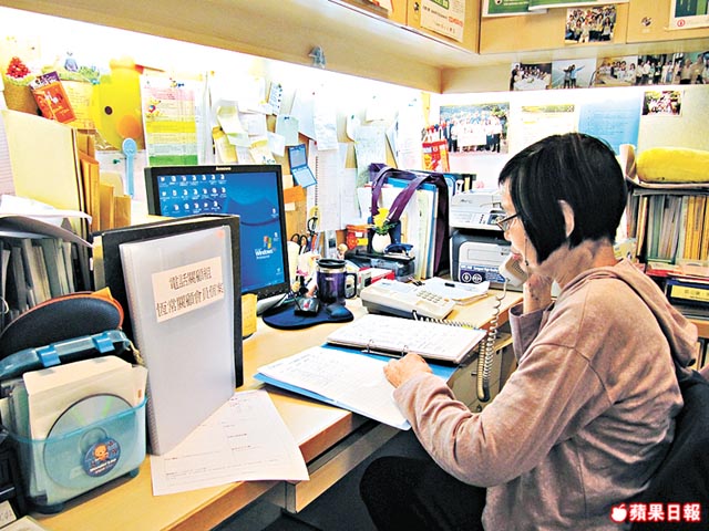 月明擔任電話關顧服務的義工,以過來人身份鼓勵病友積極人生。