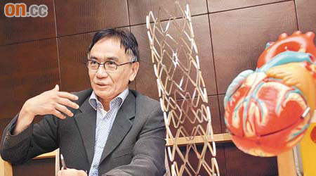 來自荷蘭的心導管權威Harry Suryapranata指，新的生物抗體支架能顯著減低支架再栓塞風險。 （蕭毅攝）