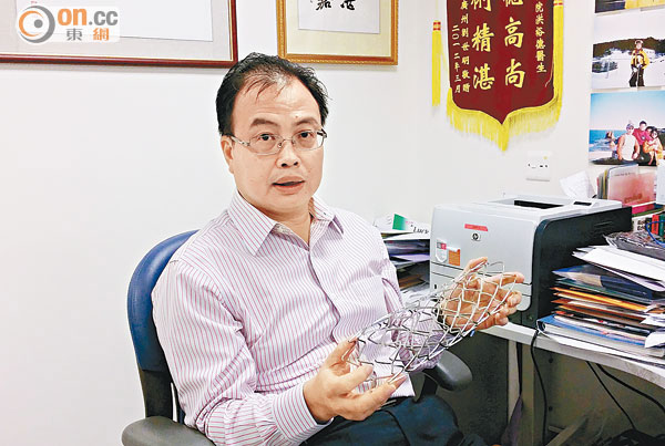 洪裕德稱，部分支架表面塗有藥物，可減低血管栓塞風險。（張美蘭攝）