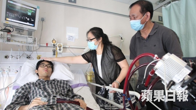 僅22歲的梁家維是獨子,因心臟衰竭急須心臟移植,現靠外置的人工心臟維持生命。(楊柏賢攝)