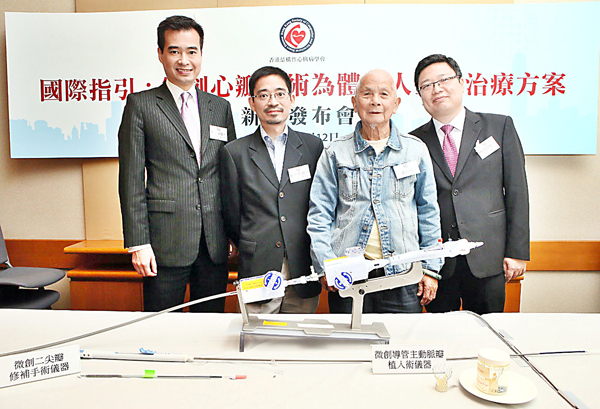 林逸賢(右一)表示,微創手術存活率與傳統方法無異..