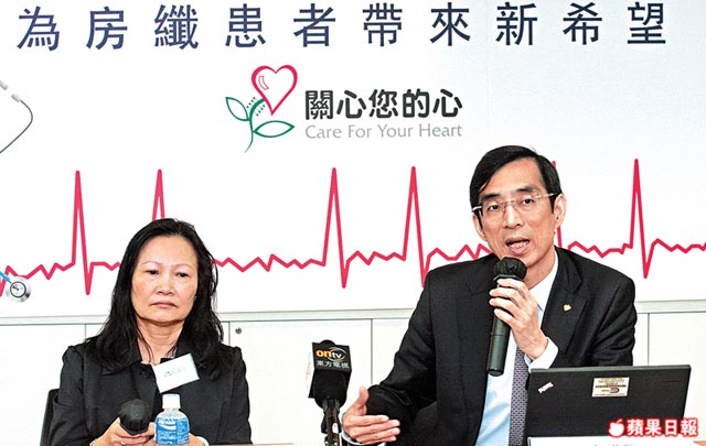 劉育港表示心房纖顫患者死亡率較一般人高兩倍,呼籲市民要多做運動及少食肥膩食物。左為病人梁小姐。凌樹輝攝
