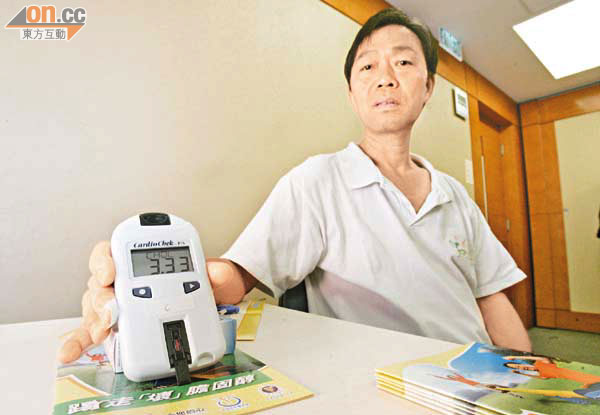 吳先生十六年前打麻雀時突然冠心病發,現需定期覆診量度膽固醇水平。 (孫冰玉攝)