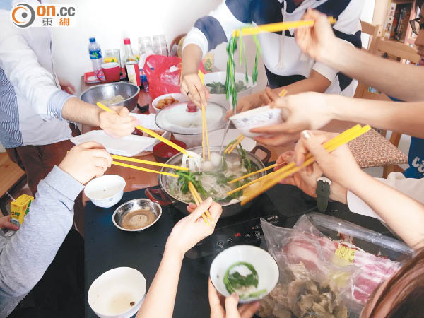 不少港人愛在家打邊爐，但部分現成火鍋湯底偏鹹。