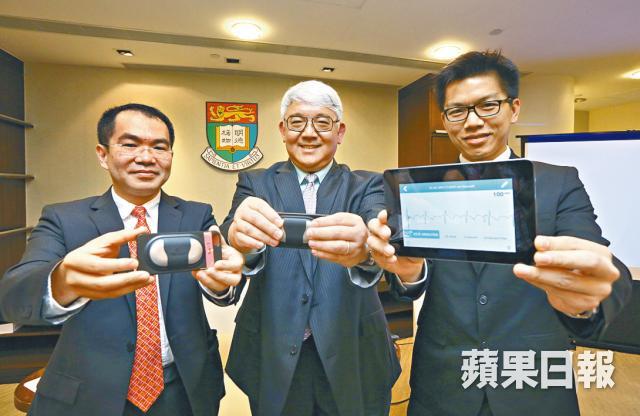 ■蕭頌華(左)展示新式心臟監測器,只需30秒就能完成心房顫動檢查;圖中為朱偉星。 黃文邦攝