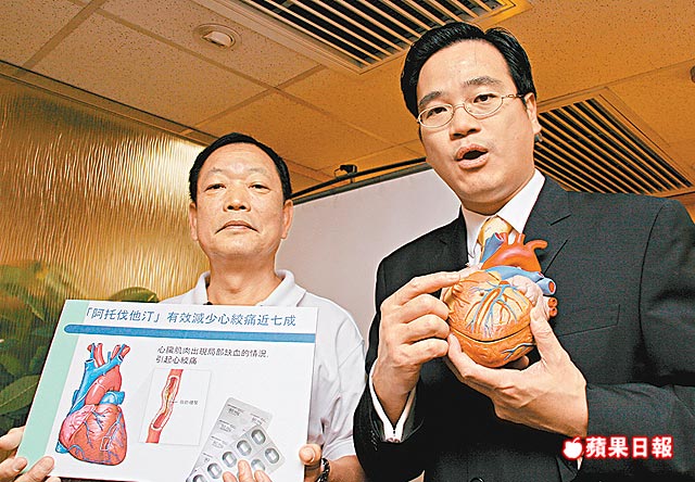 曾患冠心病的何先生（左）稱，手術前心臟血管九成收窄。醫生黃品立（右）表示，冠心病人要保持情緒穩定。
