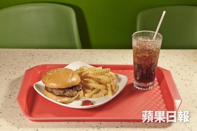 ■糖尿病患者應避免吃肥膩食物，如快餐，否則容易誘發心血管疾病。資料圖片