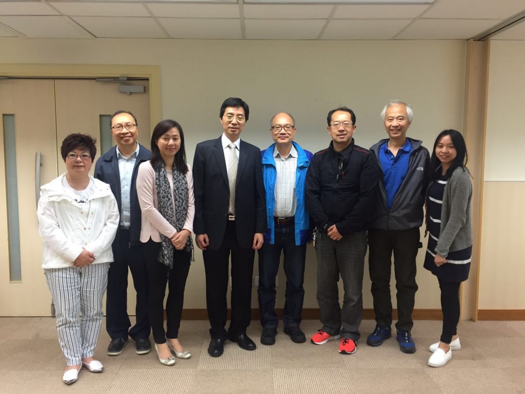 蒋忠想医生(左4)及庾慧玲医生(左3)与本会代表合照