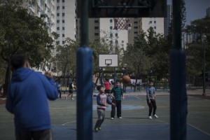 標籤: 罕見疾病 | 選擇文章: 2月29日是「國際罕見病日」,四年一度,即要待1460日才等到這一天。然而罕見病比這日來得更稀有,根據世界衞生組織資料顯示,全球每1萬人中,僅約6至10人患有罕見病。 罕見病,又名孤兒症,多為遺傳疾病,主要病因是基因變異,已知的罕見病多達7000種。但有別於歐美等地,本港現時尚未為罕見病作出定義,官方亦無作任何解釋。 罕見,就看不見? 蜘蛛人症患者 高大身軀藏脆弱心窩(系列三之二) 患蜘蛛人症的莫曉峰,手長腳長,身高達185厘米,高大的身軀藏住一顆脆弱的心,心臟負荷不了高運動量,心靈亦面對疾病帶來的孤寂。(陳焯煇攝) 患蜘蛛人症的莫曉峰,手長腳長,身高達185厘米,高大的身軀藏住一顆脆弱的心,心臟負荷不了高運動量,心靈亦面對疾病帶來的孤寂。(陳焯煇攝) 別人總是仰視他,因莫曉峰是個高個子,手長腳長,外表看來像個運動健兒,實質他是俗稱「蜘蛛人症」的瑪凡氏症患者,根本不可劇烈運動。較很多罕見病患者幸運,他未懂性已知自己身患何病,而病人的孤獨則是在成長路上慢慢領略到,希望社會大眾能夠包容小眾。這高個子心裡住著一個孤單的小矮人。 身如蜘蛛 手長腳長 由於成長時,體內的軟組織與硬骨之間互相鬥力,蜘蛛人症患者的軟組織較弱,骨頭就會繼續生長,手指腳指特長。(陳焯煇攝) 由於成長時,體內的軟組織與硬骨之間互相鬥力,蜘蛛人症患者的軟組織較弱,骨頭就會繼續生長,手指腳指特長。(陳焯煇攝) 全港700餘萬人,只有70多個蜘蛛人症患者,莫曉峰是其中之一。蜘蛛人症是人體第十五對基因的異常造成,由於患者身體結締組織脆弱,引致他們的眼睛、心臟、血管、骨骼等易有病變,最嚴重會引起心臟主動脈剝離致死。 病如其名,曉峰手長腳長、手指腳指都較其他人長,患者身體的軟組織較鬆散,人體生長就是軟組織與骨頭互相鬥力,軟組織弱,骨頭就會不斷生長,所以較常人高大。「出生不久,我還在醫院的嬰兒玻璃箱時,已經長得快盛載不下,頭和腳都頂著。」 曉峰慶幸自己遇上一個好醫生,當他在襁褓之中,醫生已經察覺到他與眾不同,懷疑患上蜘蛛人症,而轉介做相關測試。不過直到小學,曉峰才意識到自己與別不一樣。 眼睛看不清 全班最高卻坐前排 由小一至中七,曉峰一直是全班最高,排在最尾的一個。(陳焯煇攝) 由小一至中七,曉峰一直是全班最高,排在最尾的一個。(陳焯煇攝) 由幼稚園到中學,排隊時,他均被安排在隊尾,至於黑板上的功課表,亦因為蜘蛛人症引致散光而看不清楚,「小三時,我開始發現自己抄不到功課表,黑板上,我見到的不是一個一個中文字,是『一嚿嘢』。當同學們收拾好背包,排好隊,我則獨自一人還在座位上抄寫。」 老師遂安排曉峰坐在前排,結果卻因為他個子高,因此成為了阻擋著同學們視線的高牆。 如透明人的孤單 由於患病,曉峰的體育課只有數十分鐘,做完熱身就得坐在一旁。(陳焯煇攝) 由於患病,曉峰的體育課只有數十分鐘,做完熱身就得坐在一旁。(陳焯煇攝)