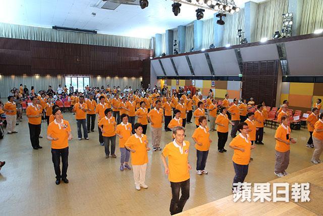 ■瑪嘉烈醫院物理洽療師設計一套「健心操」，透過簡單易做的動作，鼓勵心臟病人多做運動。