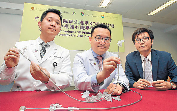 李沛威（中）指，3D打印技術有效提高手術成功率。（陳偉英攝）