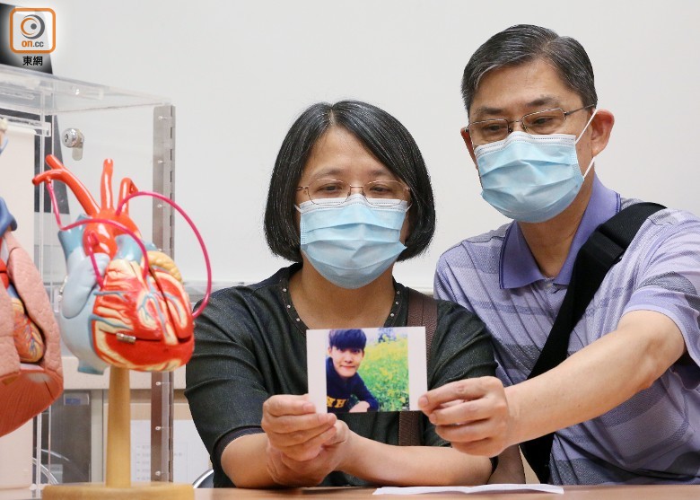 馬倬朗父母冀有心人捐出去世親人心臟，延續愛子生命。(陳章存攝)