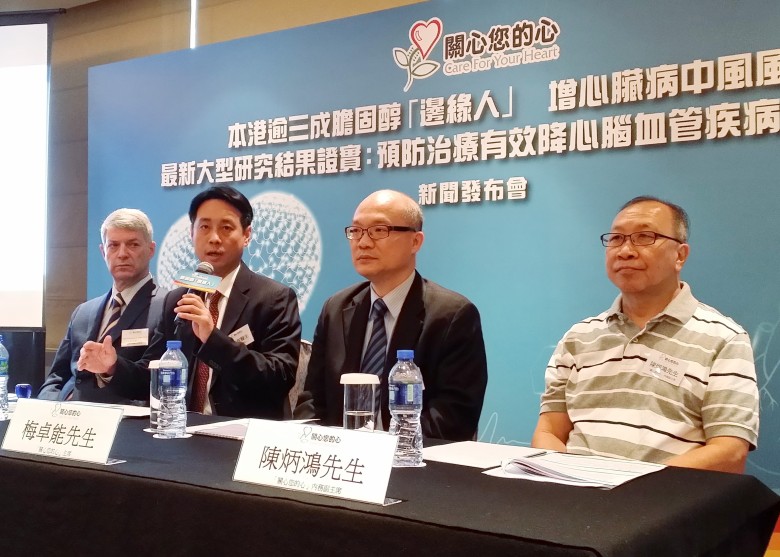 心臟科專科醫生梁達智指,過剩膽固醇會形成斑塊積在血管內壁,愈積愈厚,引致血管硬化、狹窄及堵塞血管。(戴碧怡攝)