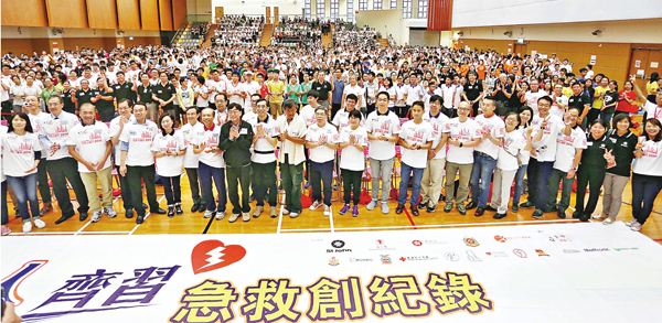 ■香港心臟專科學院昨日舉行「千人齊習急救創紀錄」活動，向各學生推廣心臟急救知識。 莫雪芝 攝