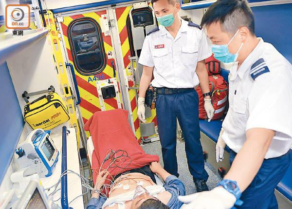救護員模擬為病人進行院前心電圖檢查。(讀者提供)