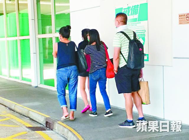 ■死者太太（穿紅鞋者）及家屬到醫院認屍後傷心離去