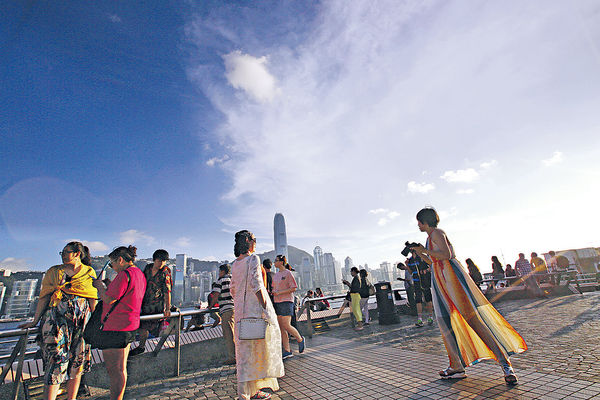 天氣炎熱,但不宜以太冷的水沖涼,以免血管急促收縮。(資料圖片)