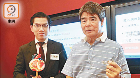 陳栢羲(左)解釋,冠心病人若同患房顫,接受「通波仔」手術後的藥物療程要注意。右為病人黃先生。(關琛詩攝)