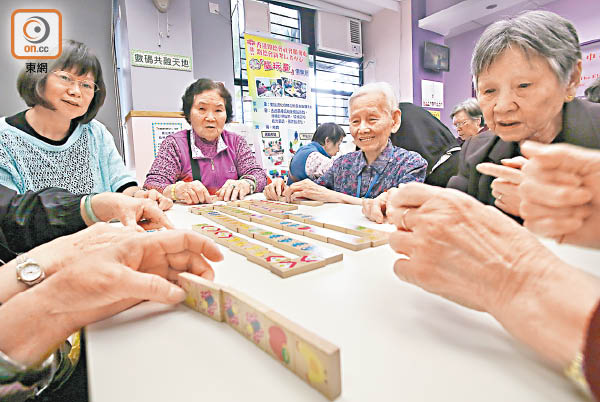 長者保持頭腦靈活，有助預防腦退化。（資料圖片）