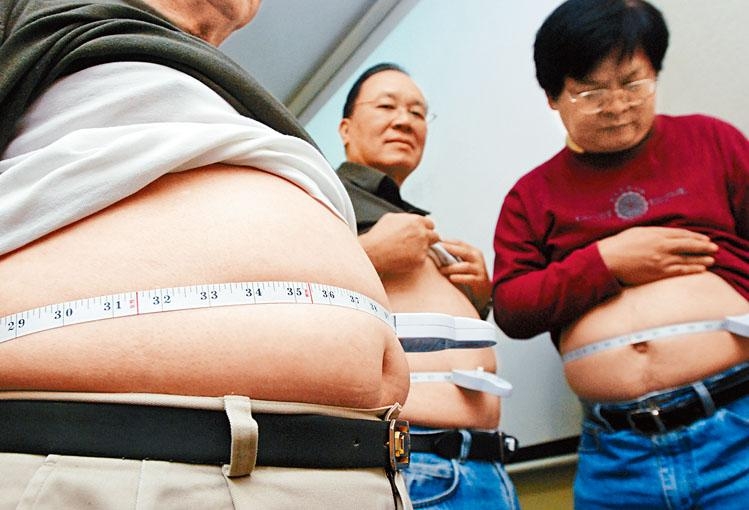 過去十年本港超重和肥胖人口增加了七十二萬三千，達二百九十七萬人。