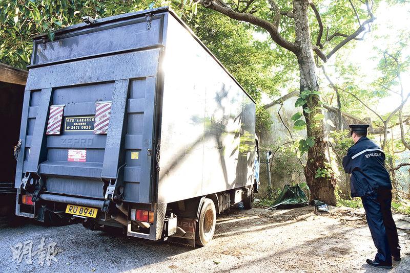 六旬患病司機昨晨被發現在貨車旁身亡，警員到場用帳篷遮蓋遺體調查，死因待進一步驗屍確定。（蔡方山攝）