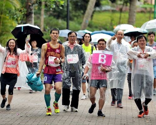 市民參與「把脈防中風 全城齊跑動」活動,為病人組織「關心您的心」籌款。