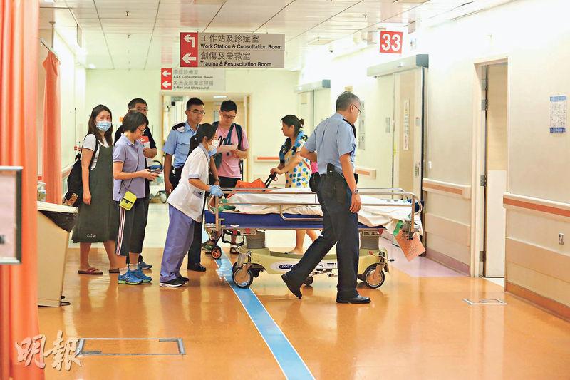 57歲男子前晚在馬鞍山海濱長廊入口附近跑步時暈倒，送院後證實不治，其親友事後趕赴了解。（伍浦鋒攝）