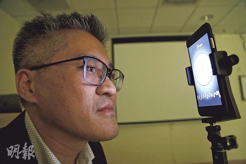 中大內科及藥物治療學系副教授甄秉言（圖）率領團隊研究，利用手機應用程式分析面部脈動光感（PPG）信號，為用家初步診斷有否患心房顫動。團隊於全球率先驗證到該方式準確率達95%，為全面推動房顫篩查提供新方向。（郭慶輝攝）