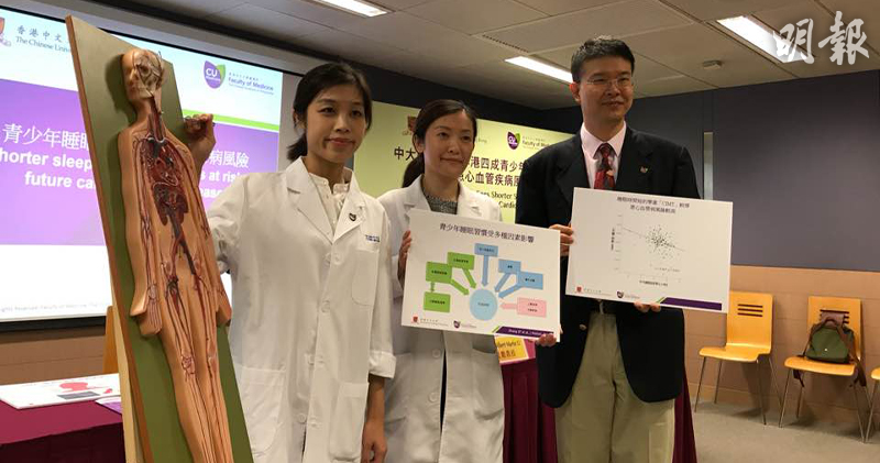 左起為中大醫學院應屆畢業生李穎心、兒科學系助理教授陳晶晶、兒科學系教授李民瞻。(曾映妹攝)