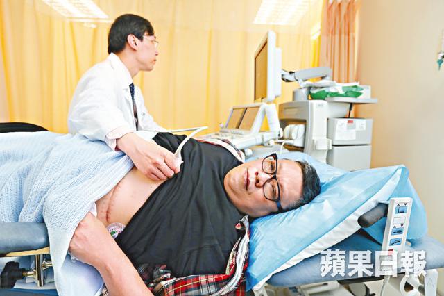 冼志文安裝了人工心臟，現時須定期到醫院觀察心臟功能。