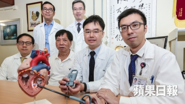 瑪麗醫院心臟團隊完成亞洲首宗經心尖微創修補二尖瓣手術，圖右一二為陳泰良、林祥智。何頴賢攝(蘋果日報)
