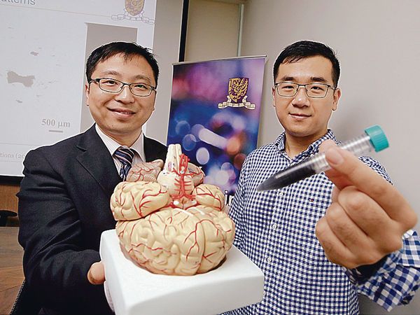 張立(左)盼在5到10年內進行相關臨床實驗。(陳靜儀攝)