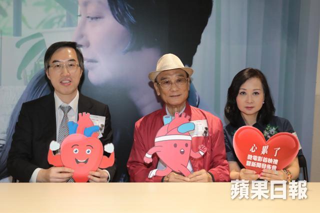 陳藝賢(左)建議患者保持良好生活習慣,並留意體重變化,以控制病情。
