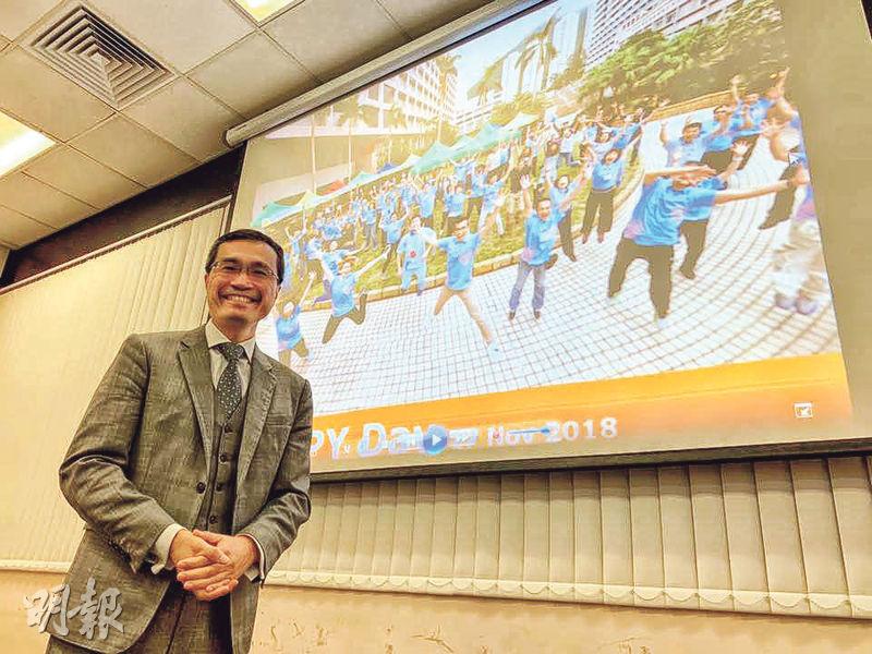 醫管局港島東醫院聯網總監陸志聰（圖）昨與傳媒分享上任3個月的點滴，他說正積極與前線和年輕同事溝通，圖中照片是他去年11月參與「東區醫院日」年度盛會時與同事的合照。（朱韻斐攝）