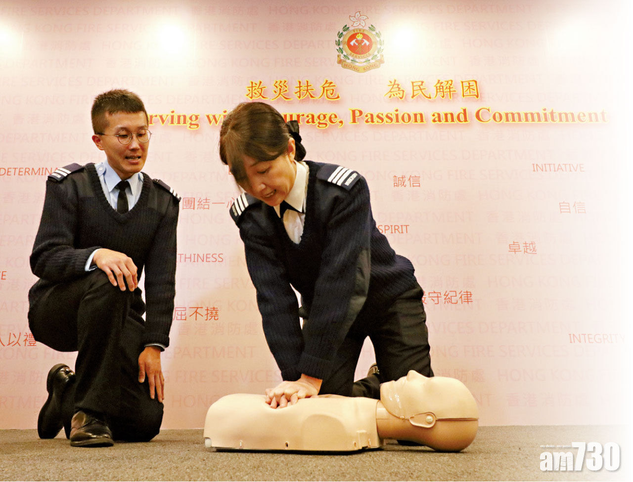 市民應以一秒兩下的速度施行CPR，左為葉少權。(陳奕釗攝)