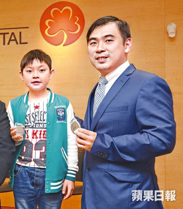 郭爕義醫生指25%病童確診前無病徵；左為Jayden。