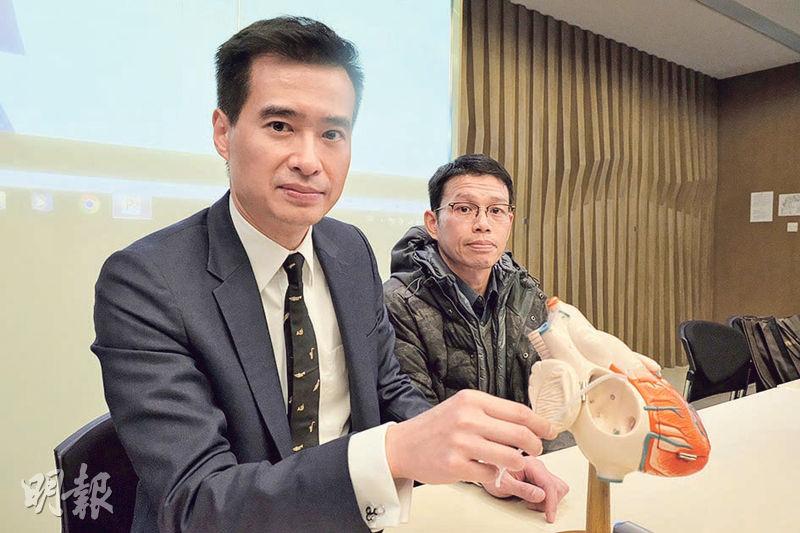 仁安醫院的研究發現,約1%接受檢查者先天冠心動脈異位,該院心臟科專科醫生李少隆(左)指出,血管異位的人如進行持續高強度的運動如馬拉松,有可能出現心肌缺血,引致猝死。46歲任文職的吳先生(右)患冠心動脈異位,跑馬拉松期間曾休克,接受右冠血管出口重新置換手術後,將於下月再戰全馬。(林頌華攝)