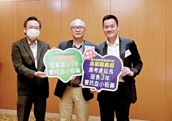 (左起) 急性冠狀動脈綜合症患者歐先生、關心您的心主席梅卓能先生、心臟科專科醫生陳良貴醫生。