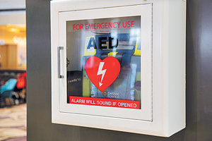 ▲ AED 機在港未如外國般普及,除大型商場、旅遊熱點外,郭醫生建議每隔兩、三棟大廈的管理處,就應具備一部。(Getty Images)