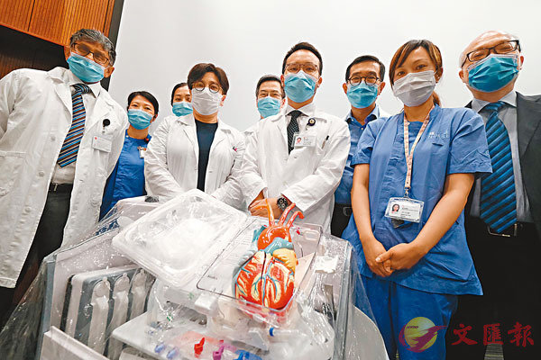 ■ 瑪麗醫院上月完成全亞洲首宗運用器官護養系統的心臟移植手術。圖為該手術醫療團隊見記者。 香港文匯報記者 攝