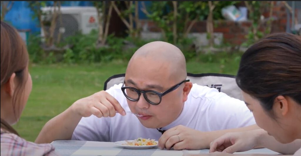 Bob通過波仔,對飲食笑說「搵食艱難」。