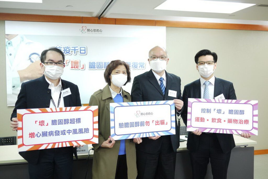 (左起)香港大學內科學系榮譽臨床教授、心臟科專科醫生蕭頌華、冠心病患者Elaine、關心您的心主席梅卓能、香港大學內科學系名譽臨床助理教授、心臟科專科醫生翁思宇。