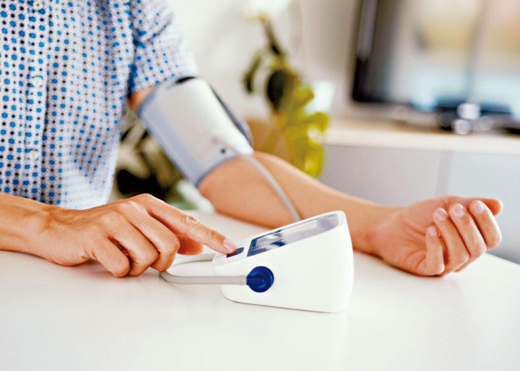 醫生會較重視患者在家量血壓的數據，多於在診所量度的數據，免受白袍高血壓影響。