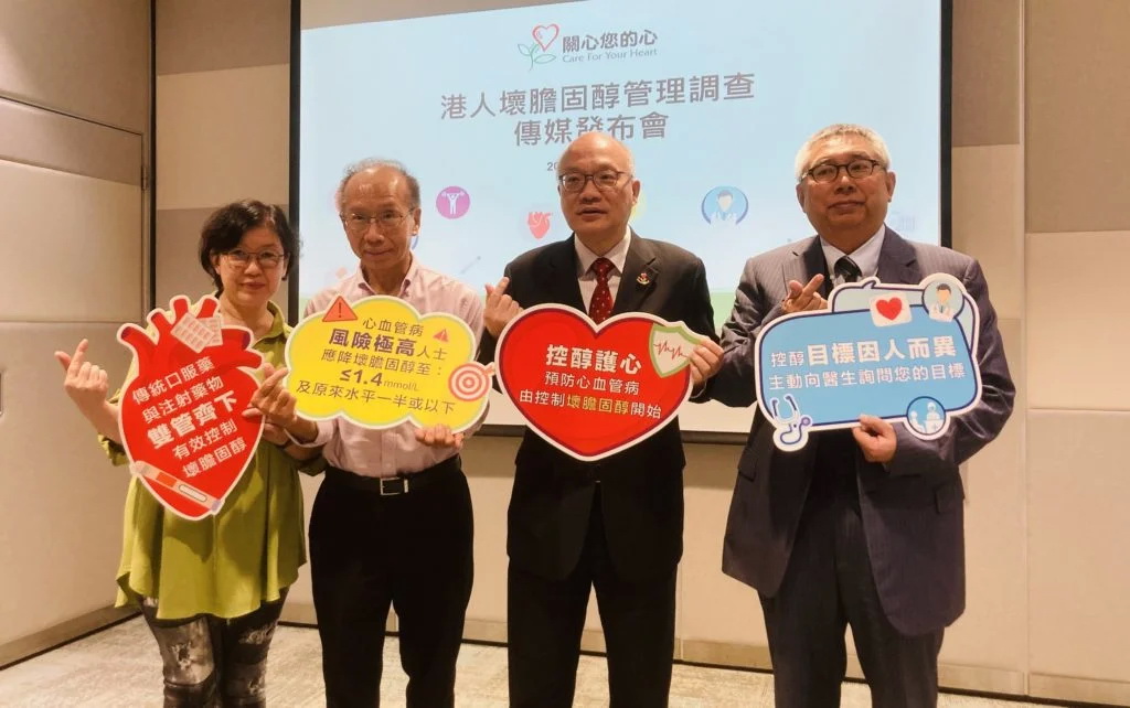 右起：心臟科專科醫生王國耀、「關心您的心」主席梅卓能、冠心病病人李先生及其太