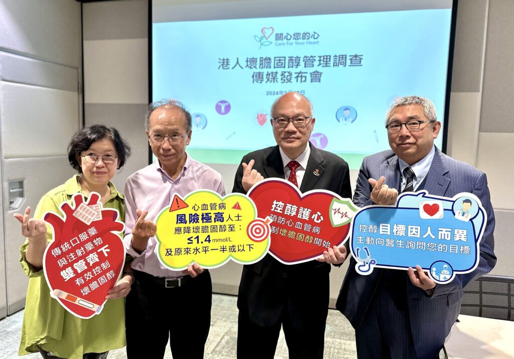 (右起)心臟科專科醫生 王國耀醫生、「關心您的心」主席梅卓能先生、冠心病病人李先生及其太太。