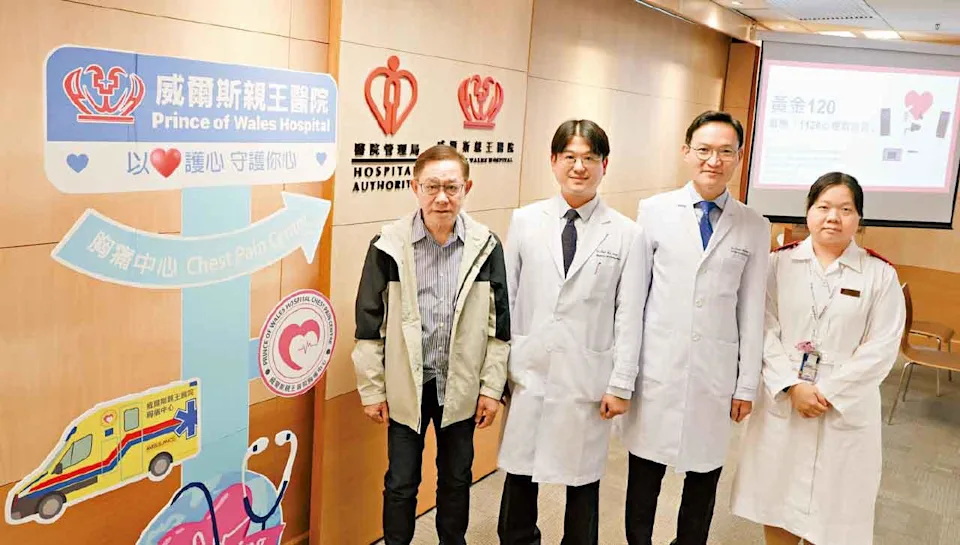醫管局於威院設立全港第二間胸痛中心。徐家龍(左二)和張冠豪(右二)料救治胸痛病患更有效率。(吳康琦攝)
